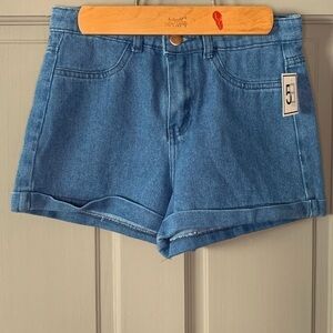 5B Style, juniors sm, jean shorts NWT.